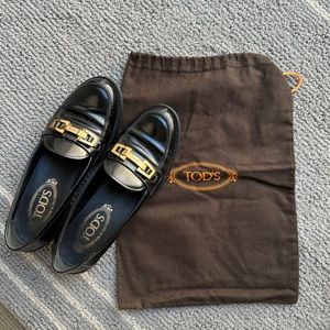 Tod’s Loafer in Black with Gold hardware